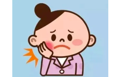 孩子吃饭咬腮帮子