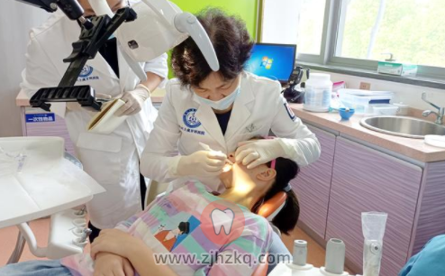 杭州公立口腔医院都是实习助手看牙吗？