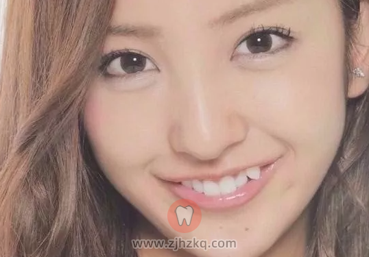 龅牙虎牙要不要拔掉？