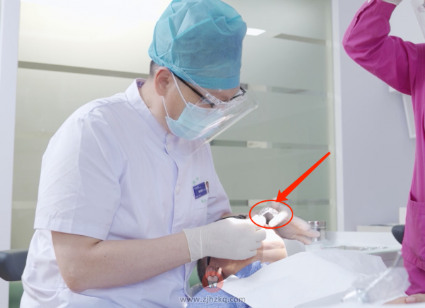 吕建明正畸戴的是什么牌子的隐形牙套？