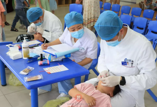 021年杭州口腔医院适龄儿童免费窝沟封闭涂氟活动"