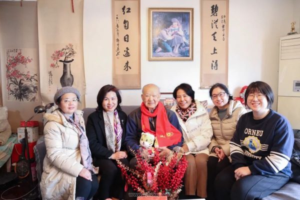 **院领导看望慰问退休老同志