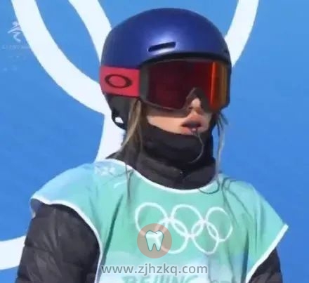 谷爱凌嘴里戴的挂在脖子上类似于哨子一样的东西