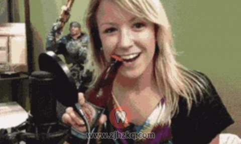 喝酒吃饭尽量不要用牙去开酒瓶