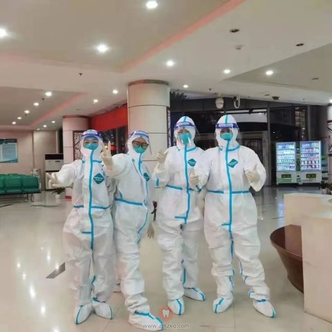 杭牙集团滨江总部医护人员支援浦沿核酸采样工作