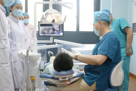 陈丹鹏教授坐诊杭州口腔医院湖州分院