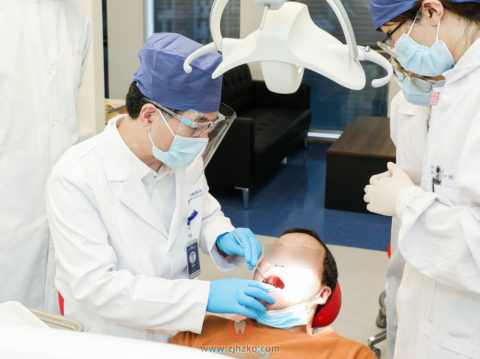 **口腔傅柏平获2022年人民好医生“特别贡献奖”奖