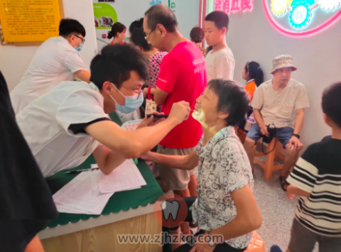 登特口腔走进纺织社区开展口腔义诊进社区活动